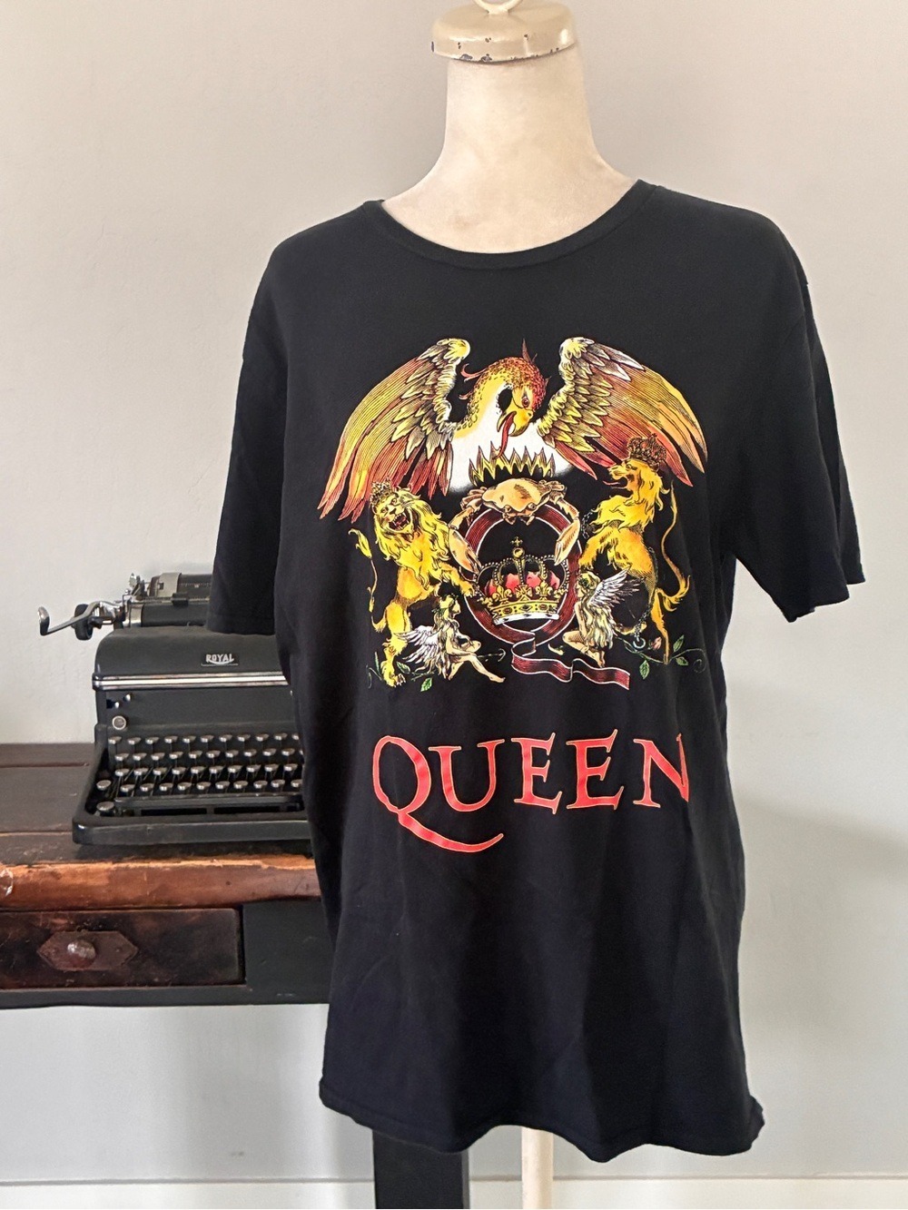 Queen Band Graphic Royal Crest Logo Tee in Washed Black - Size Large